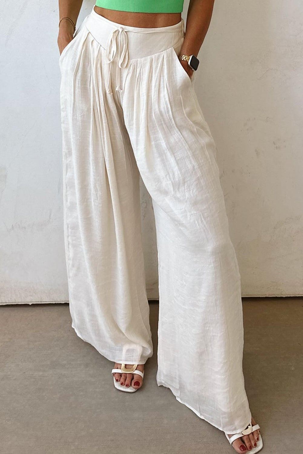 Pantalones blancos casuales con cintura plisada y pierna ancha