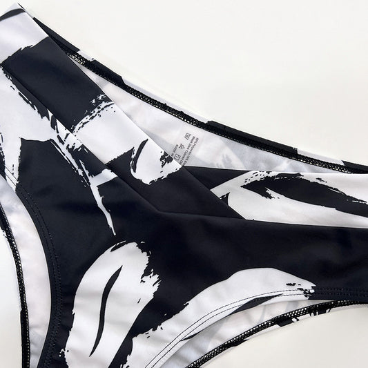 Traje de baño de tres piezas para mujer con estampado en blanco y negro.