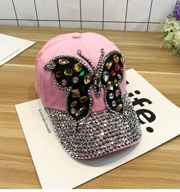 Gorra de béisbol con piedras decorativas y dibujo de mariposa