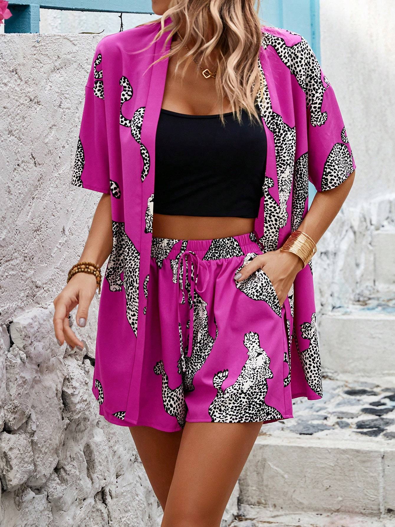 Conjunto de camisa y pantalones cortos con hombros caídos y estampado aleatorio