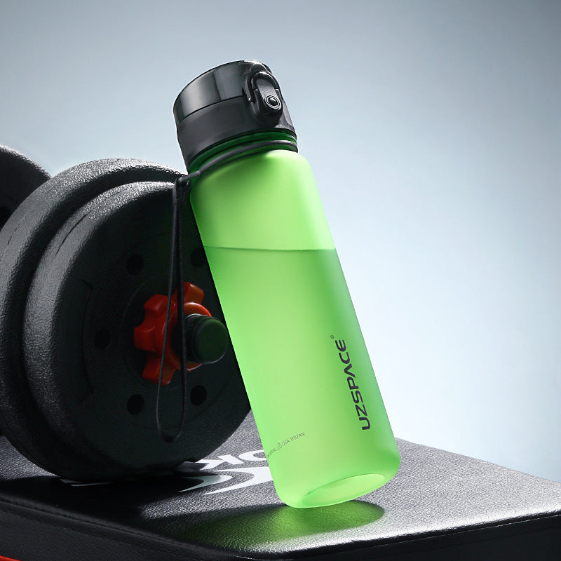 Botella de agua deportiva colorida para viajes al aire libre y fitness