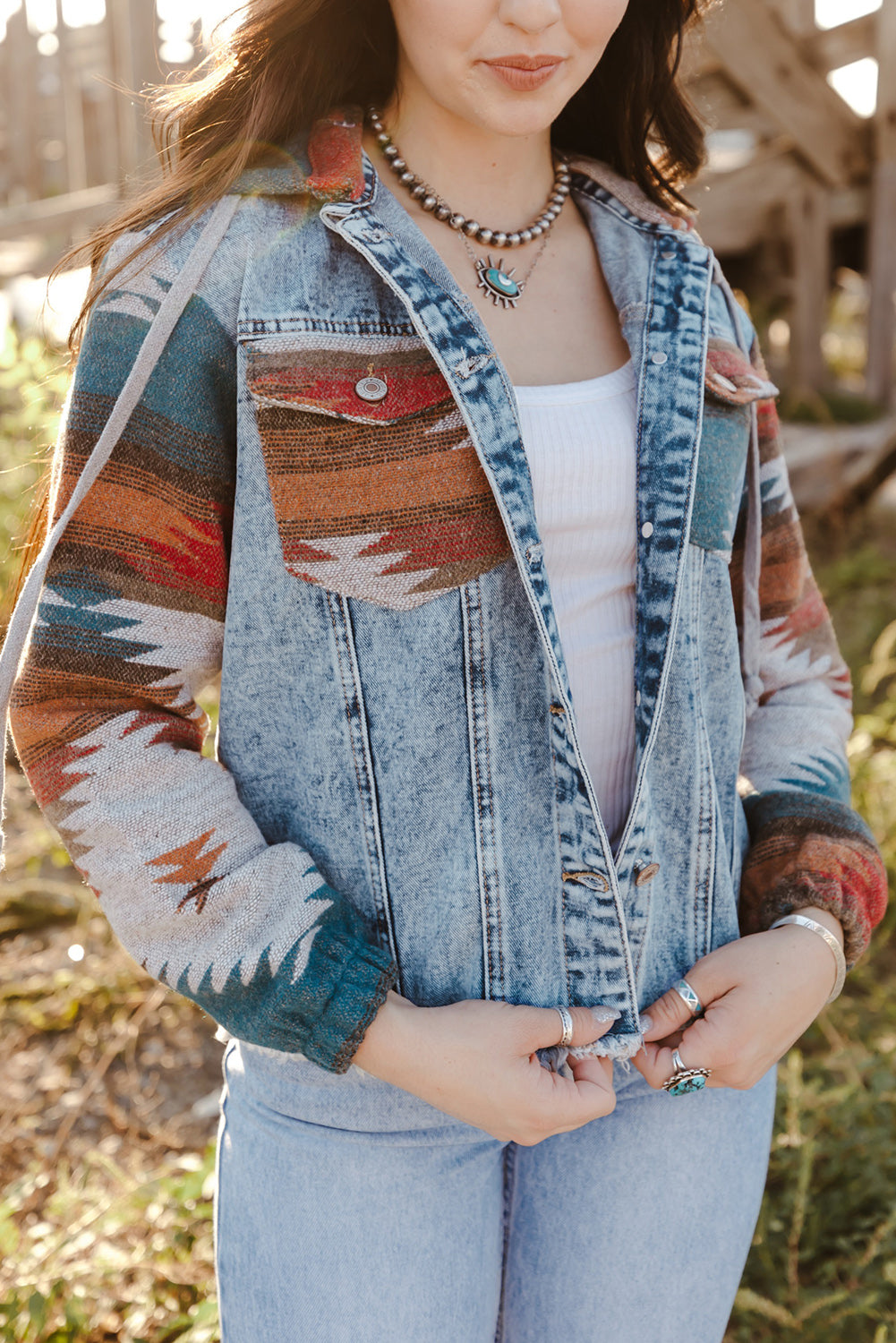 Chaqueta vaquera multicolor con estampado azteca y rayas