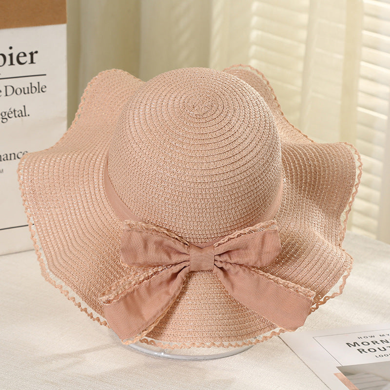 Sombrero de ala grande con lazo decorativo