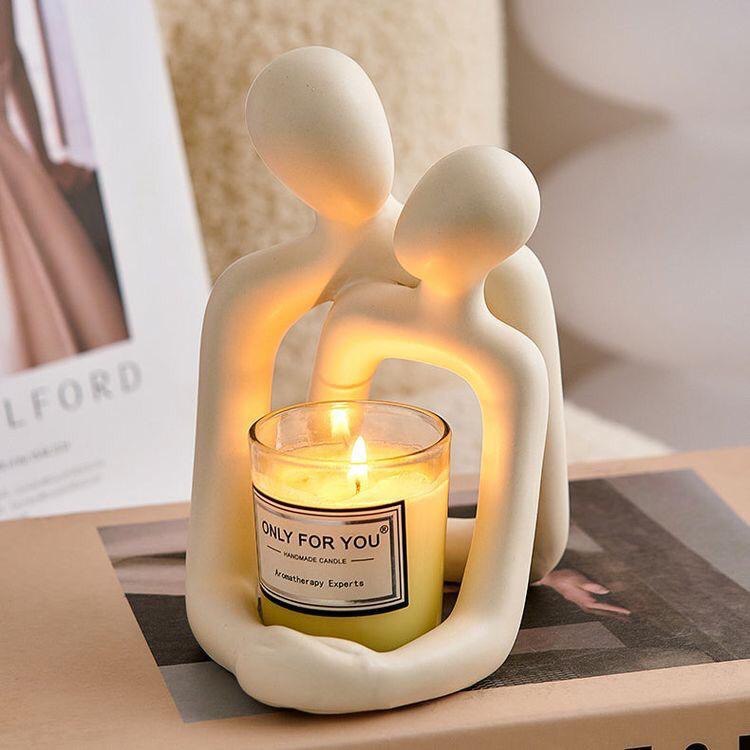 Estatua de resina de pareja enamorada para soporte de móviles o porta velas