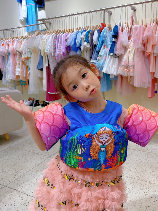 Traje de baño infantil de dibujos animados con brazo alargado y anillo salvavidas.