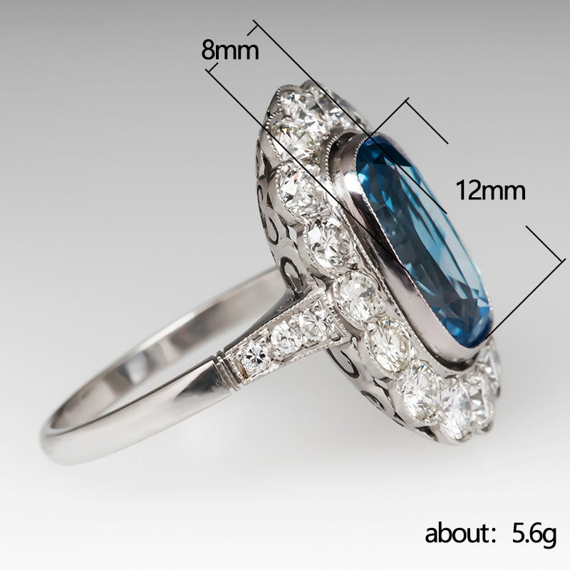 Anillo de lujo con gemas de colores incrustadas en azul marino