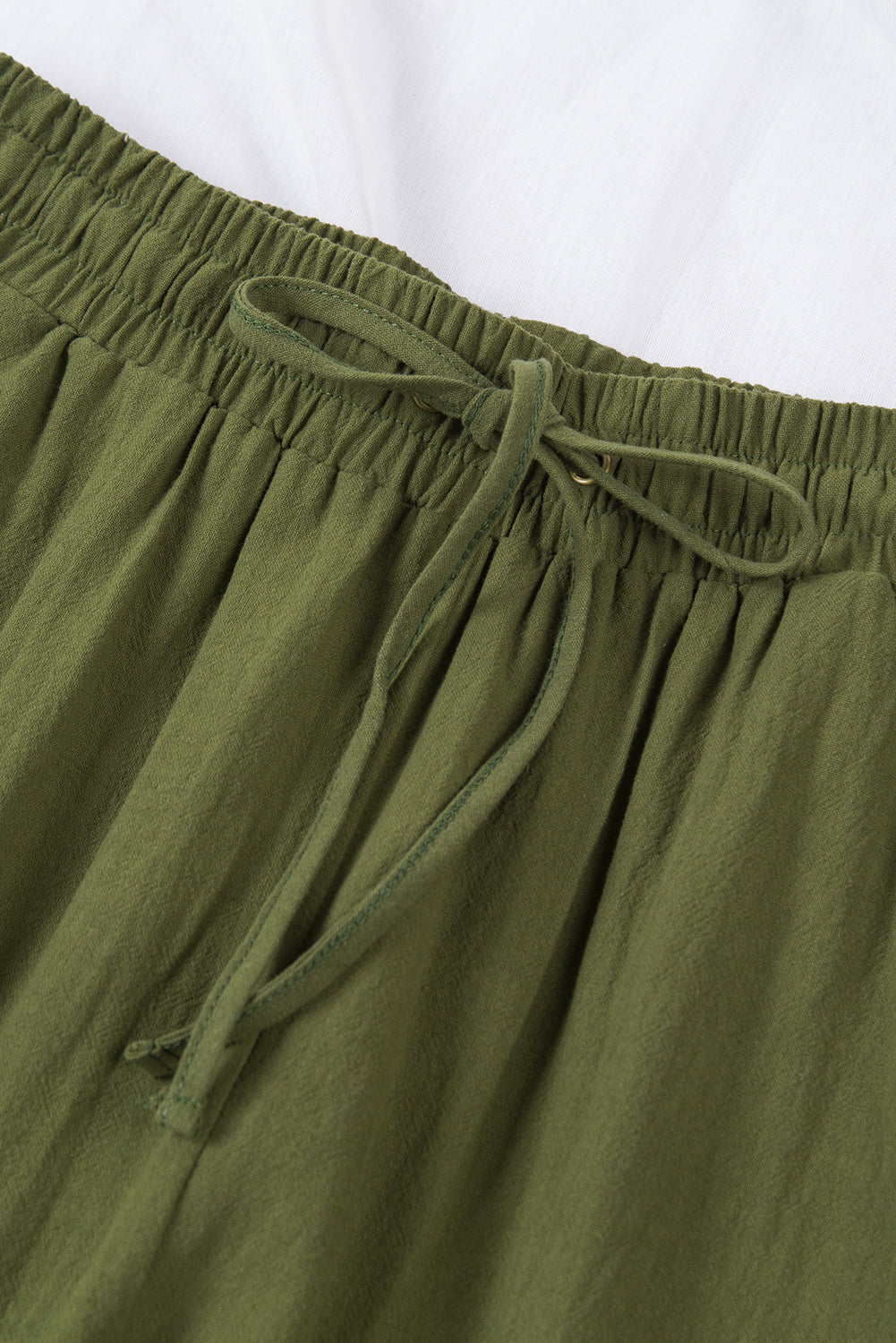 Pantalones verdes con cordón elástico en la cintura bolsillos piernas largas y rectas