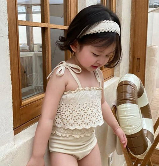 Conjunto de baño de una pieza para niña con tiras de encaje caladas