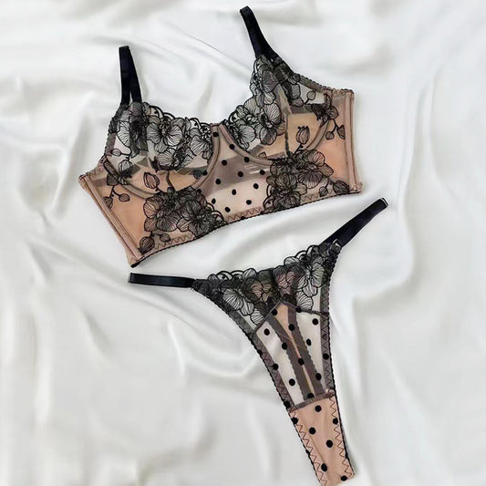 Lencería de encaje muy sexy con estampado de pepas y flores