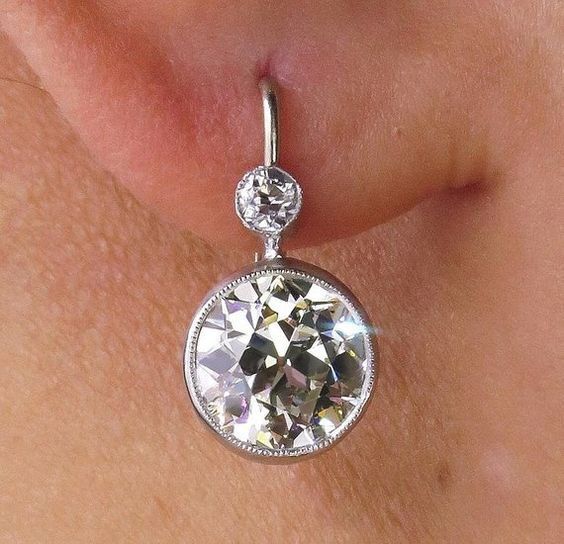 Pendientes de mujer elegantes con zirconias redondas