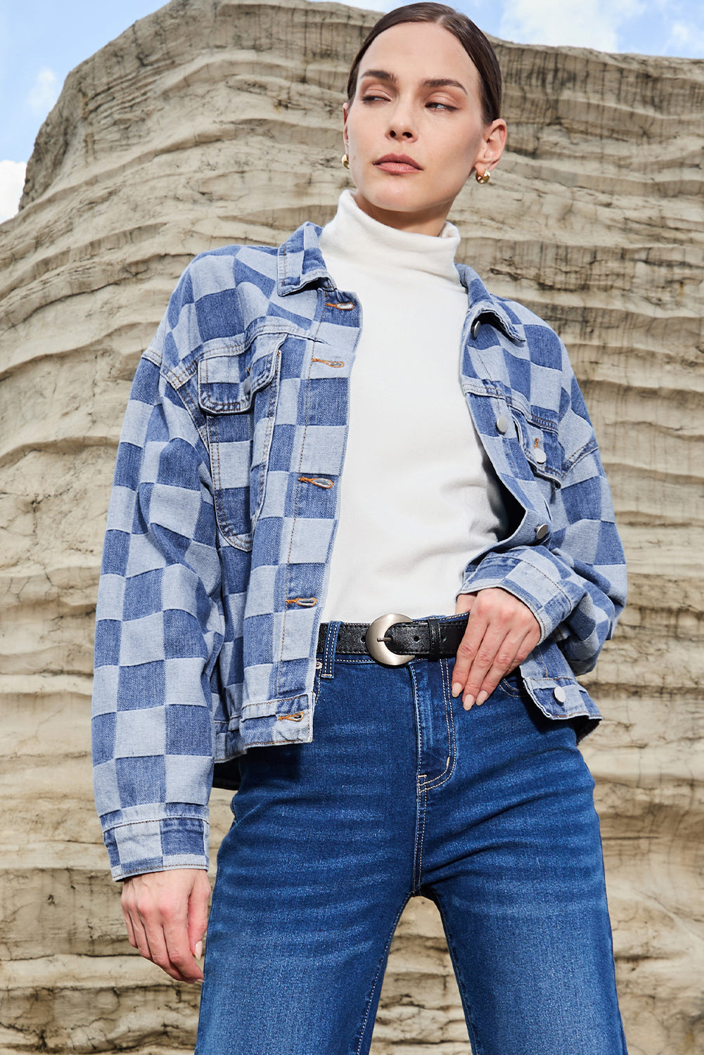 Chaqueta vaquera con botones y parche de cuadros azul claro