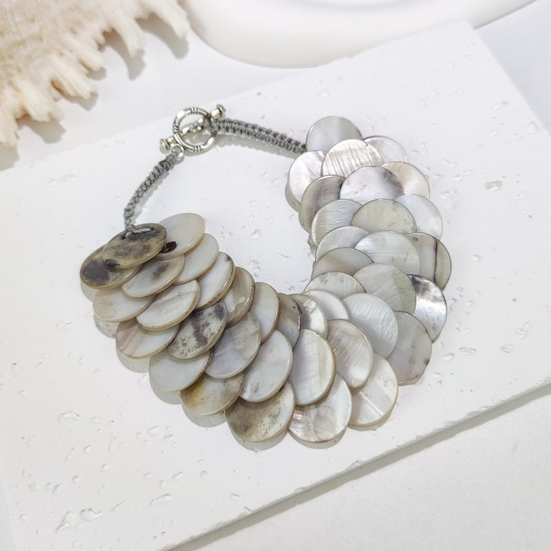 Pulsera de concha de escamas redondas tejida a mano