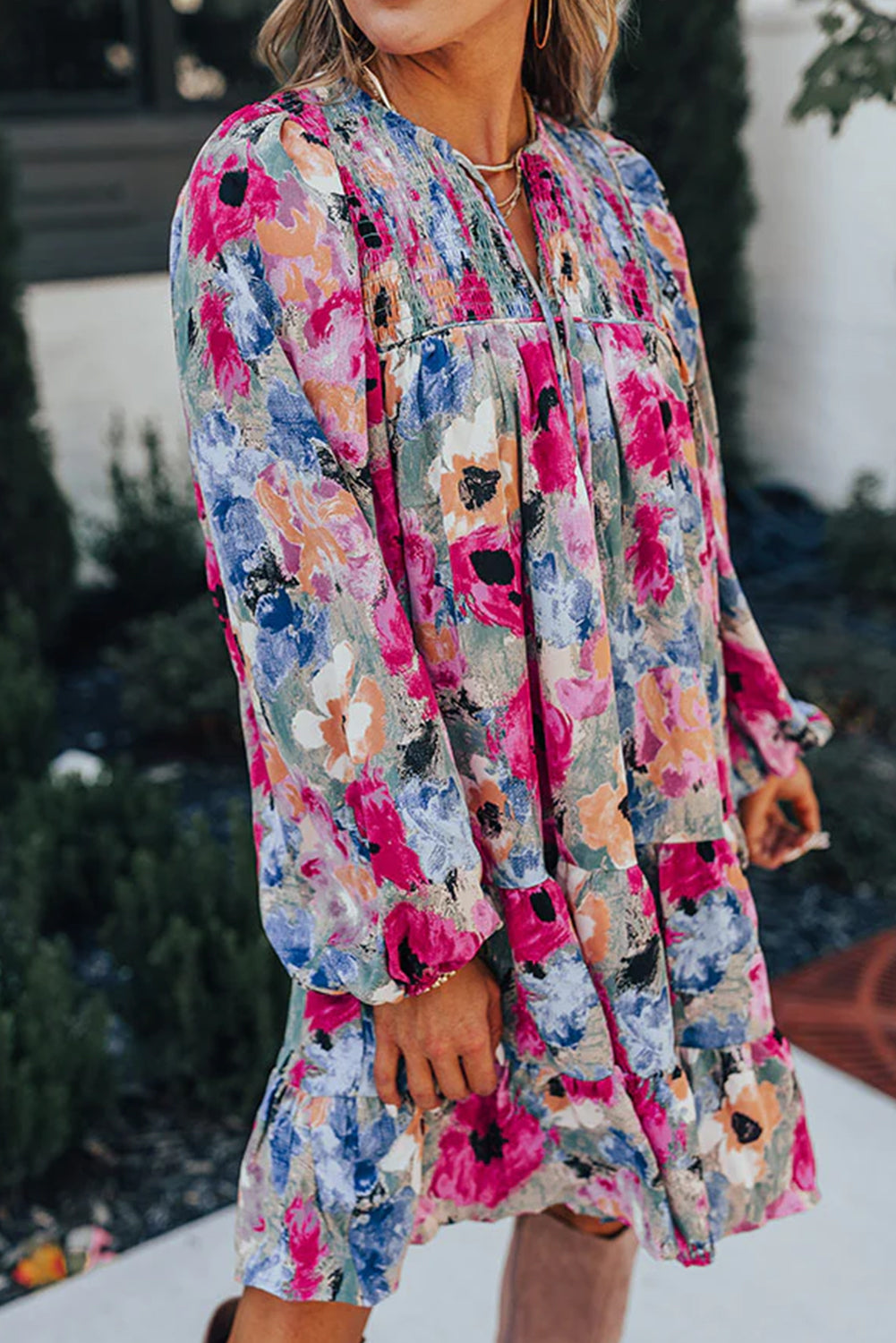 Vestido recto con mangas abullonadas y cuello anudado con flores multicolor