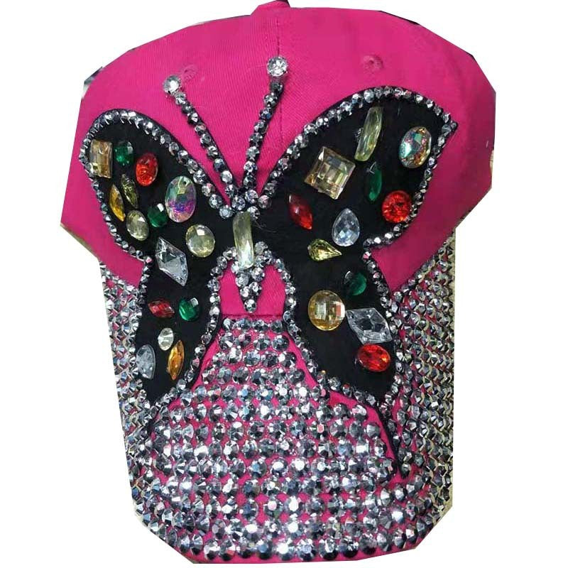 Gorra de béisbol con piedras decorativas y dibujo de mariposa