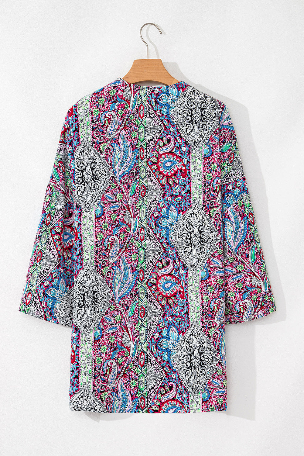 kimono rojo con frente abierto y estampado de paisley