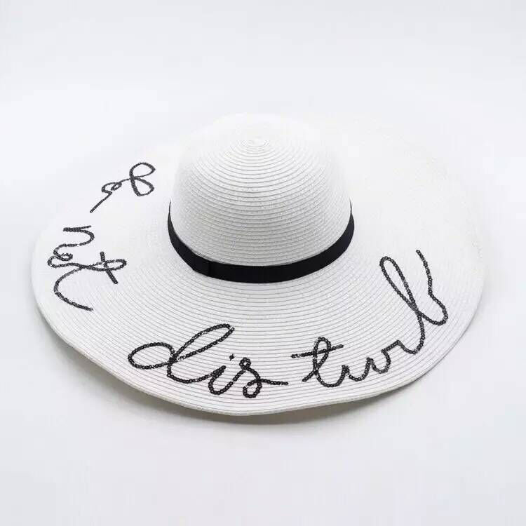 Sombrero de paja de ala grande con letras