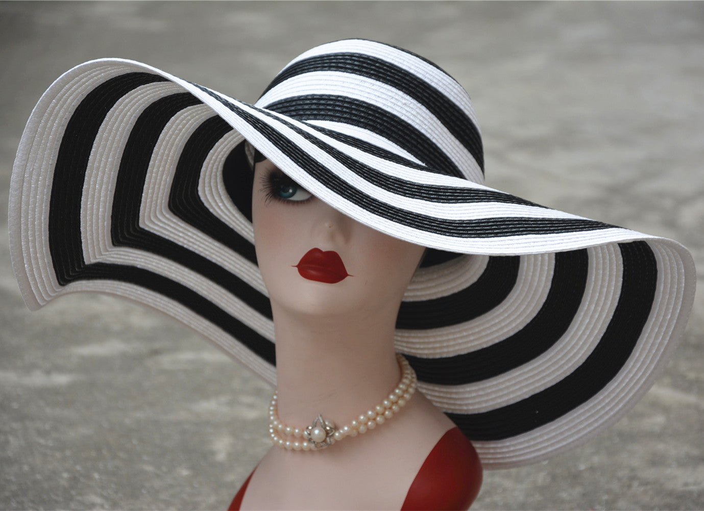 Sombrero de paja de gran tamaño con diseño de Hepburn Shade