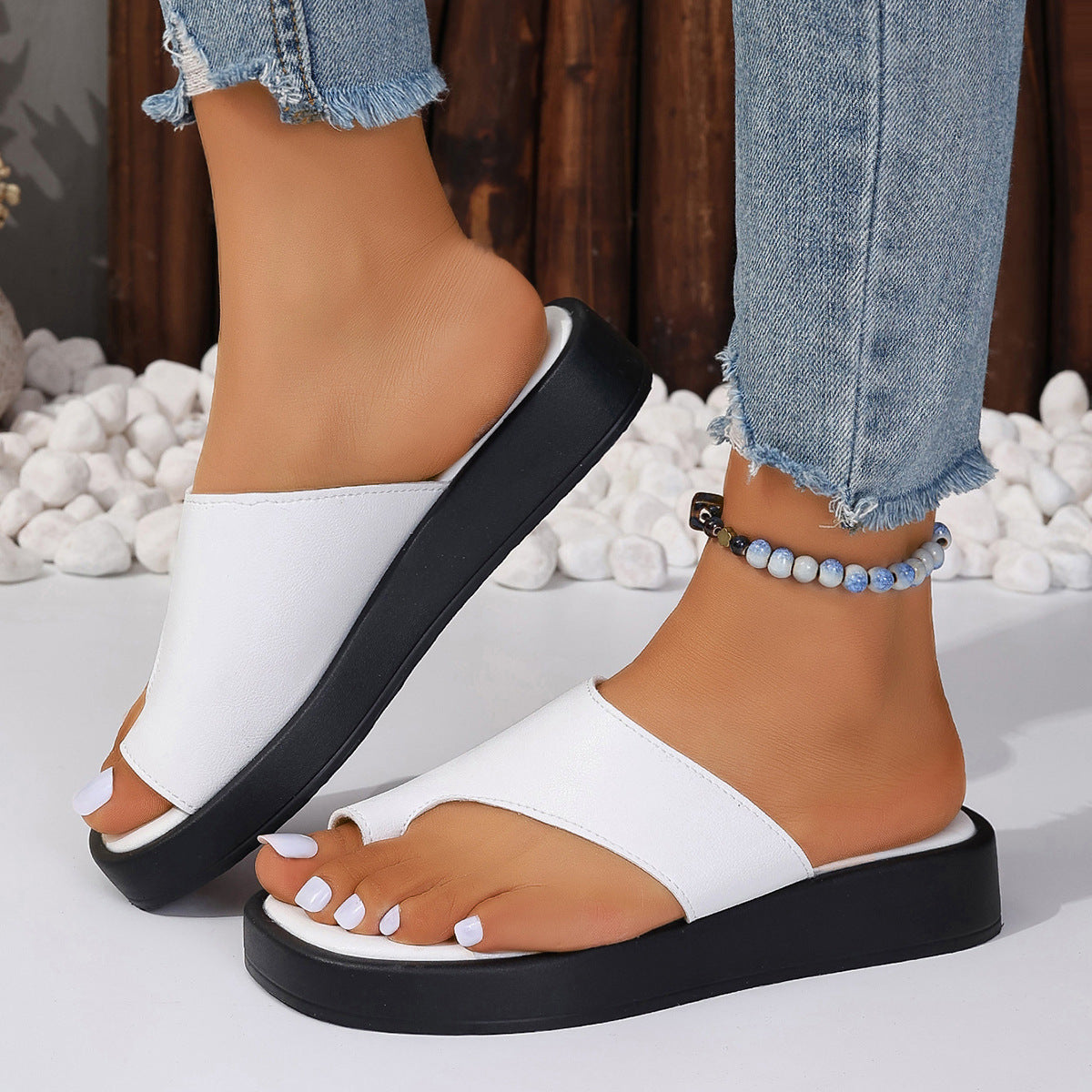 Chanclas planas con suela gruesa y puntera de clip para mujer
