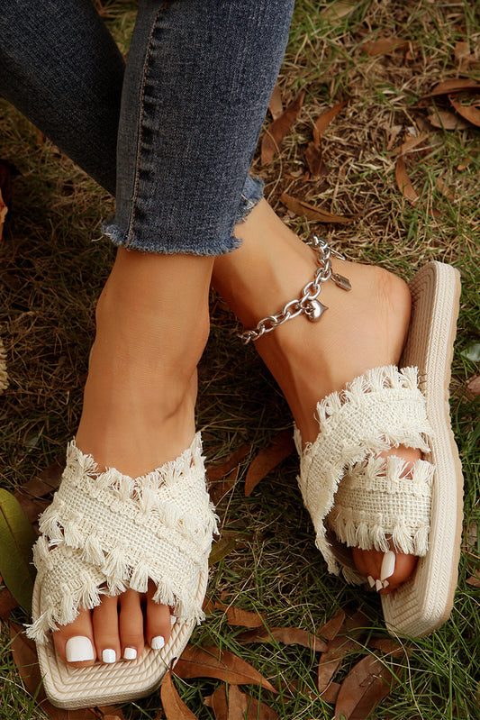 Chanclas planas con tiras cruzadas y borlas beige