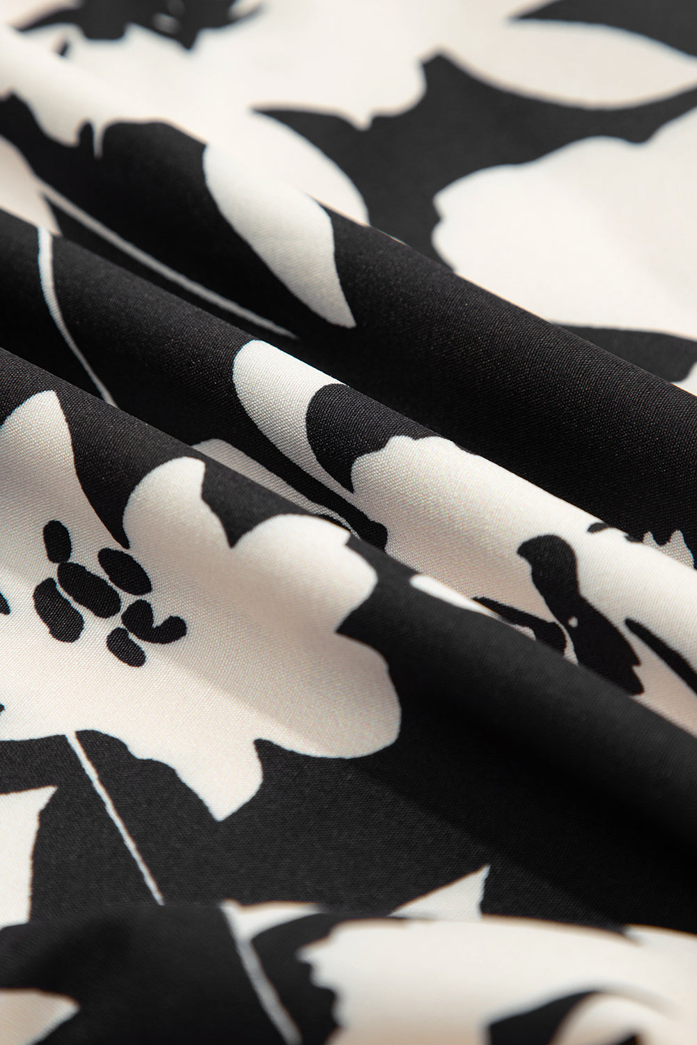 Pantalones anchos de cintura alta con fruncido y estampado floral negro