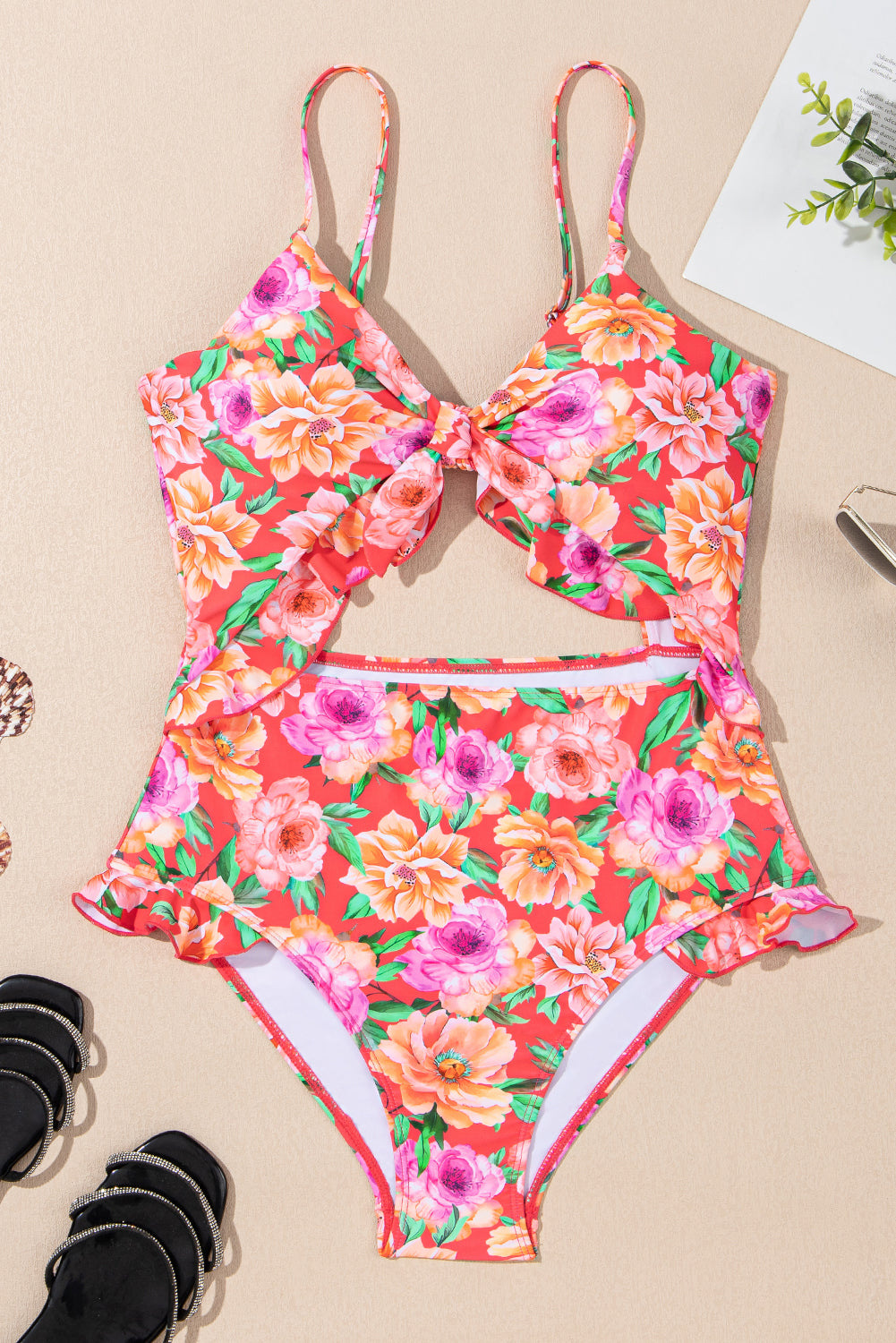 Traje de baño de una pieza con nudo, abertura y ribete de volantes florales rojos