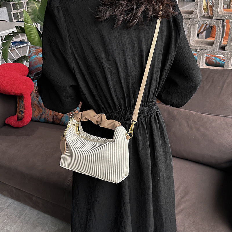 Bolso bandolera de piel sintética con pliegues sencillo y elegante