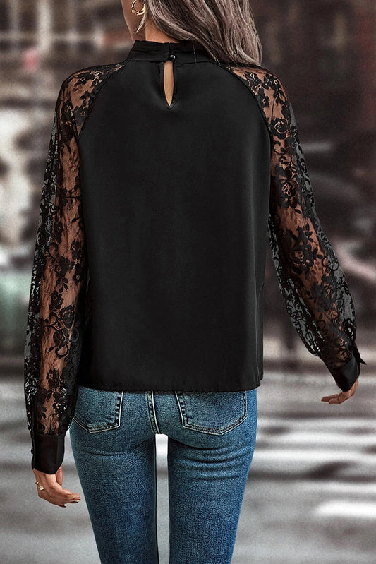 Blusa negra con escote tipo ojo de cerradura y encaje floral, mangas raglán