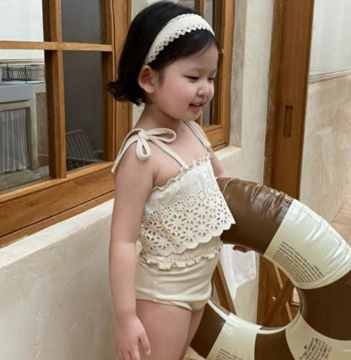 Conjunto de baño de una pieza para niña con tiras de encaje caladas