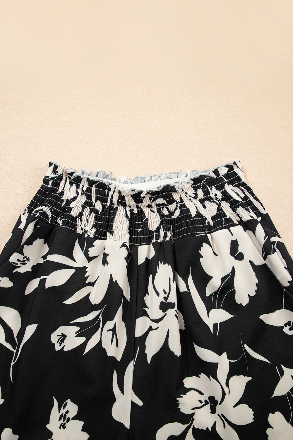 Pantalones anchos de cintura alta con fruncido y estampado floral negro
