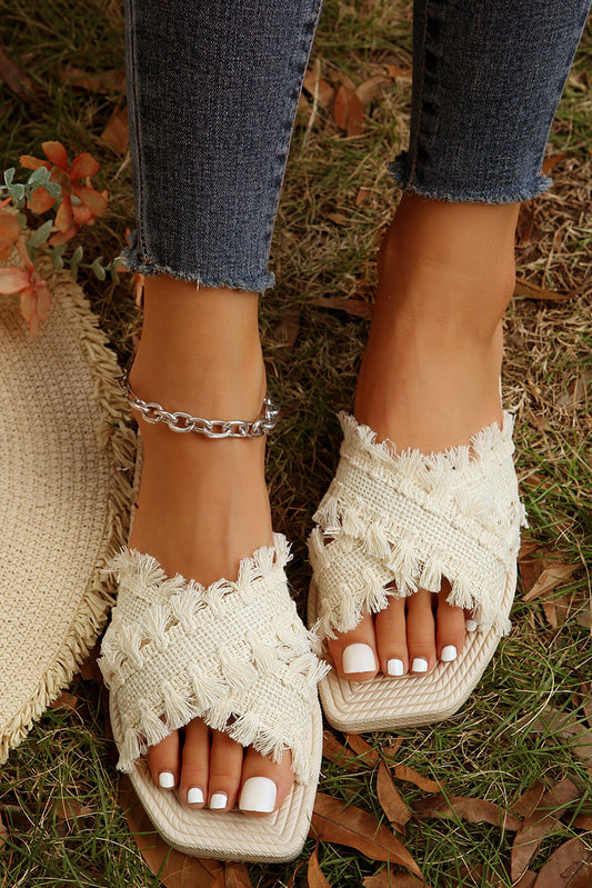 Chanclas planas con tiras cruzadas y borlas beige