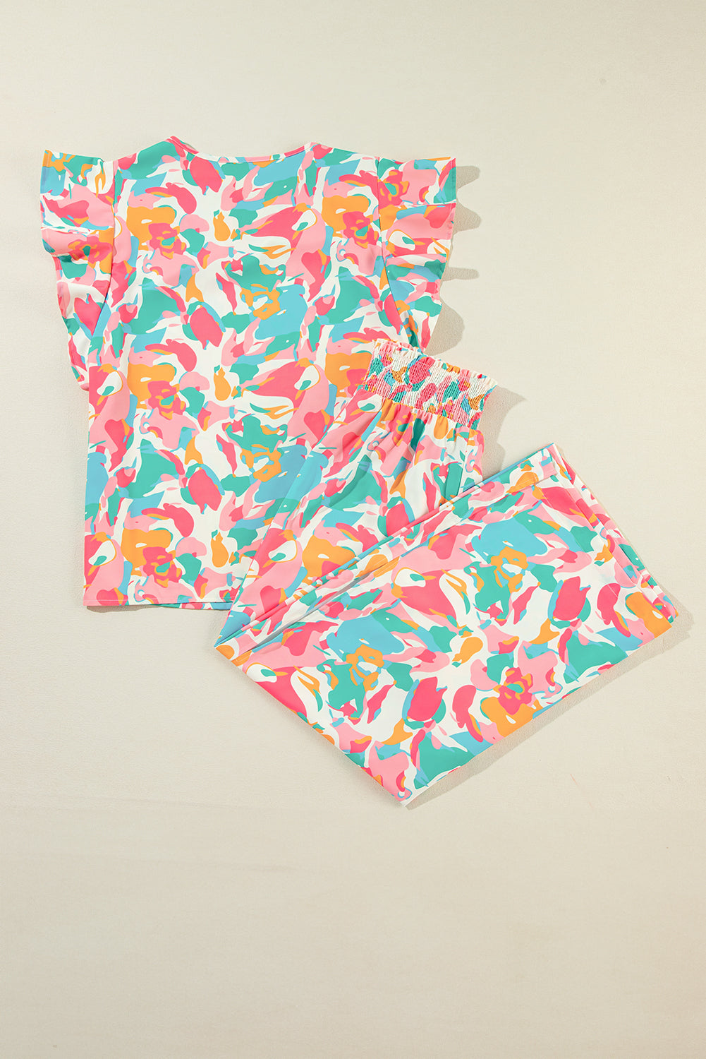 Conjunto de pantalones anchos y top con mangas con volantes florales