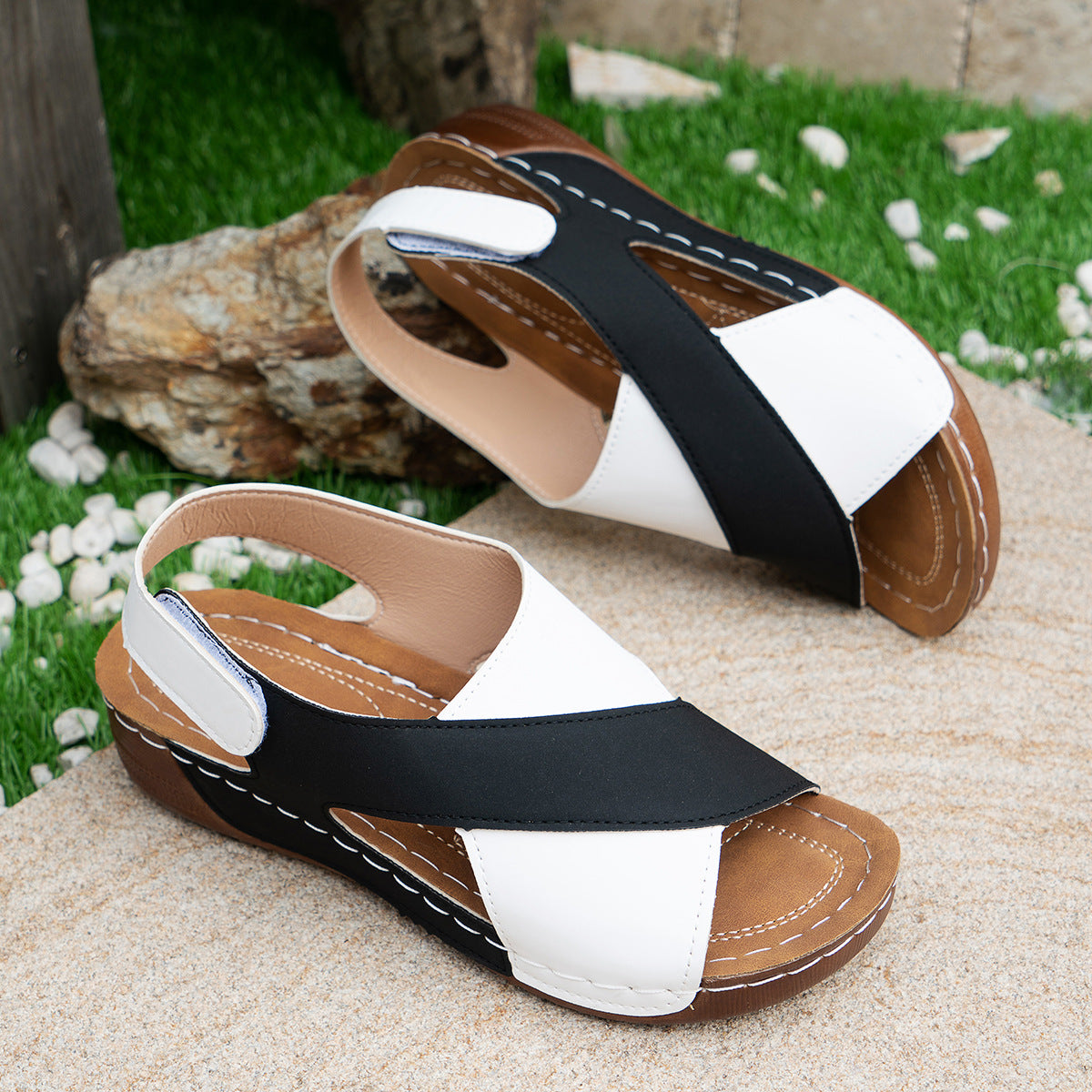 Sandalias de cuña de verano con tiras cruzadas en bloques de color estilo romano