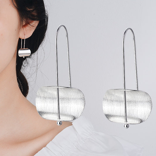 Pendientes creativos de moda para mujer con diseño cepillado