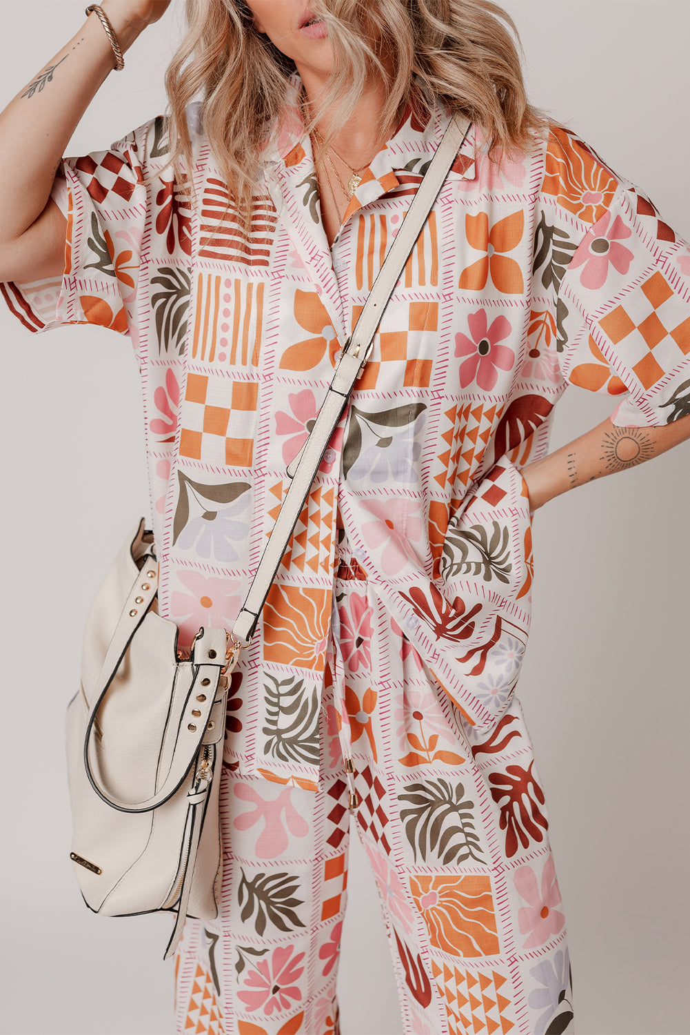 Conjunto camisa cuello estampado cuadros plantas naranja y pantalón ancho