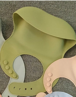 Babero de silicona suave impermeable con receptor de alimentos