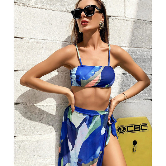 Bikini de tres piezas con estampado colorido