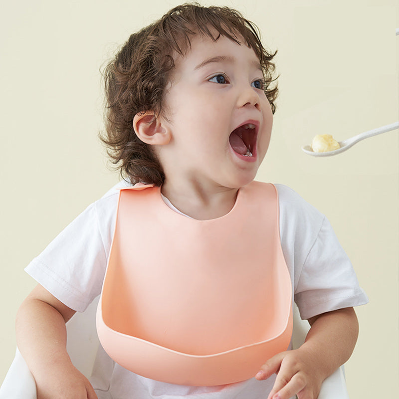 Babero de silicona suave impermeable con receptor de alimentos