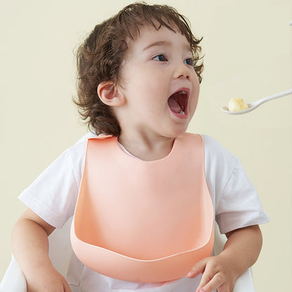 Babero de silicona suave impermeable con receptor de alimentos