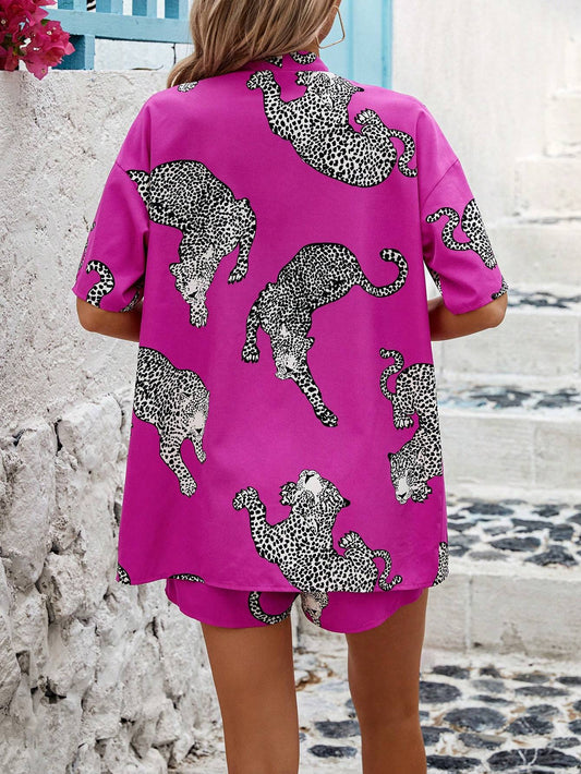 Conjunto de camisa y pantalones cortos con hombros caídos y estampado aleatorio
