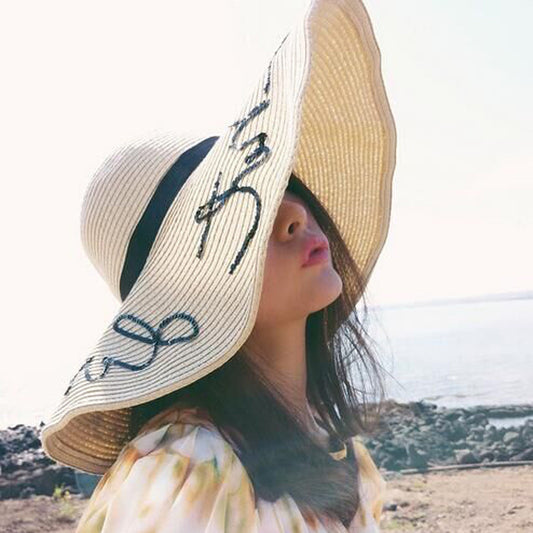 Sombrero de paja de ala grande con letras