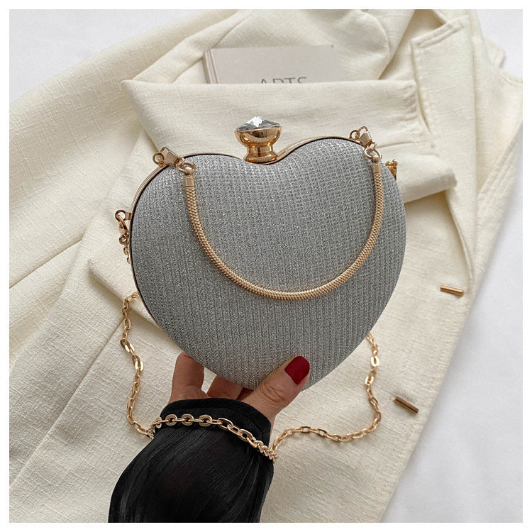Bolso elegante de mujer con brillante en forma de corazón