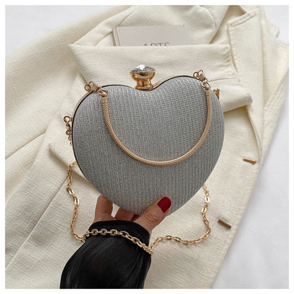 Bolso elegante de mujer con brillante en forma de corazón