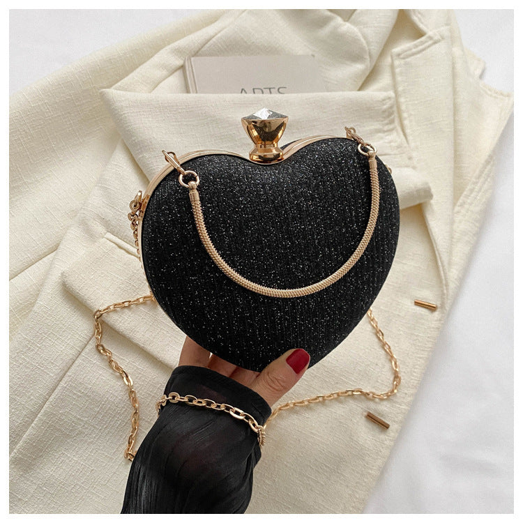 Bolso elegante de mujer con brillante en forma de corazón