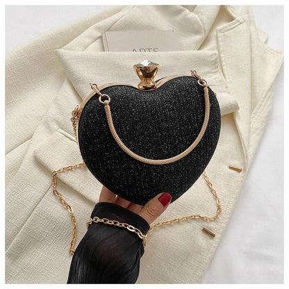Bolso elegante de mujer con brillante en forma de corazón