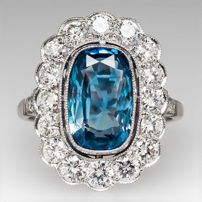 Anillo de lujo con gemas de colores incrustadas en azul marino