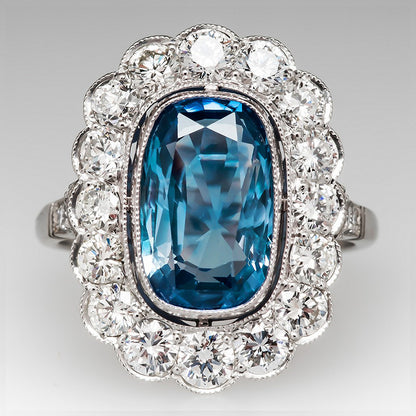 Anillo de lujo con gemas de colores incrustadas en azul marino