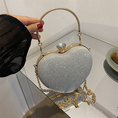 Bolso elegante de mujer con brillante en forma de corazón