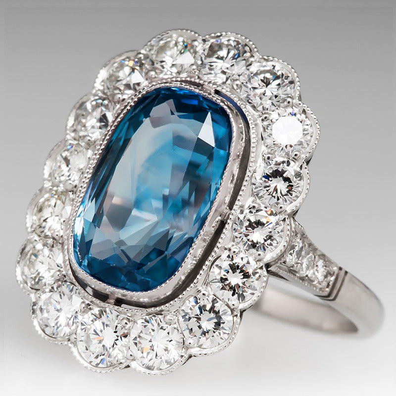 Anillo de lujo con gemas de colores incrustadas en azul marino
