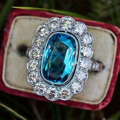 Anillo de lujo con gemas de colores incrustadas en azul marino
