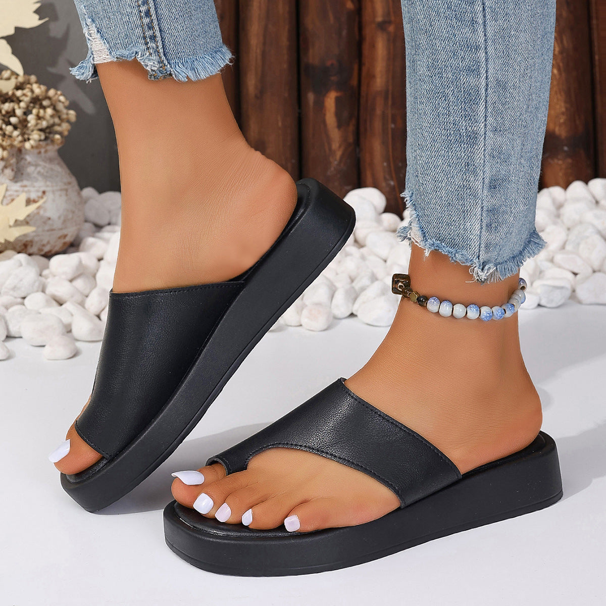 Women's chunky sole clip toe flat flip flops